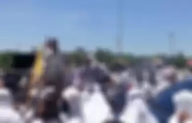 Guru dan ratusan siswa melakukan demo karena temannya dinikahkan dengan tokoh agama