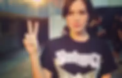 Foto ikonik Raisa mengenakan merch Seringai