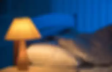 Lampu meja di kamar tidur