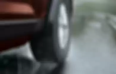 Ban mobil saat hujan jadi kurang traksi ke aspal (ilustrasi)