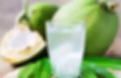 Air kelapa ternyata tak hanya jadi obat alergi, minuman yang satu ini jika dikonsumsi di pagi hari bisa menurunkan berat badan