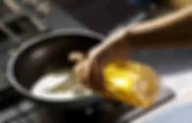 Cara membersihkan minyak goreng bekas dengan tepung maizena.