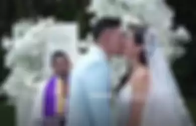 Ciuman pertama Jessica Iskandar dan Vincent Verhaag setelah resmi menikah.