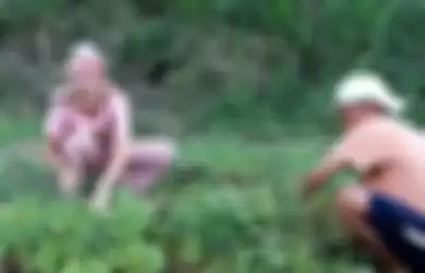 tangkapan layar video YouTube Indra saat bersama istrinya sedang menyabit rumput untuk pakan sapinya