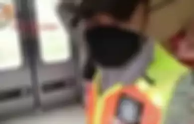 Sebuah video memperlihatkan seorang penumpang kereta rel listrik (KRL) diduga berperilaku tidak menyenangkan kepada petugas KRL. Video tersebut diunggah akun @drama.kereta pada Jumat (22/10/2021). 