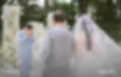 Dalam foto lainnya, Hardi Iskandar terlihat membantu Jedar mengenakan veil sebelum memasuki tempat acara pernikahan. 