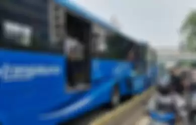 Foto bagian dalam bus TransJakarta yang terlibat kecelakaan beredar di media sosial. Dari foto itu, ruangan pengemudi hancur berantakan.