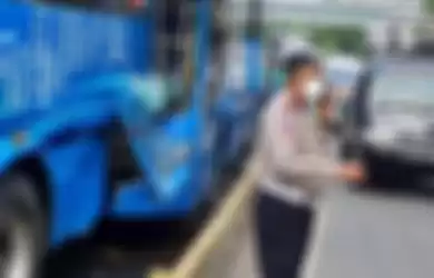 Foto sopir bus TransJakarta yang meninggal karena terjepit stang kemudi tersebar luas di media sosial. Terungkap fakta mengejutkan di baliknya.