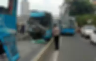 Foto sopir bus TransJakarta yang meninggal karena terjepit stang kemudi tersebar luas di media sosial. Terungkap fakta mengejutkan di baliknya.