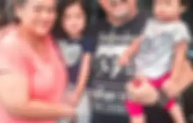 Gegara omongan pedas anaknya itu, foto Indro Warkop mejeng sendirian di sebuah acara sampai masuk akun gosip. Banyak netizen yang penasaran.