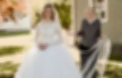 seorang pengantin menggunakan gaun berusia 60 tahun milik neneknya