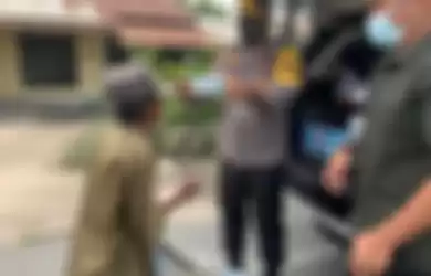 Foto istri Kapolres Tebing Tinggi pamer setumpuk uang di TikTok terlanjur viral, warga dibuat penasaran dengan gaji polisi. 