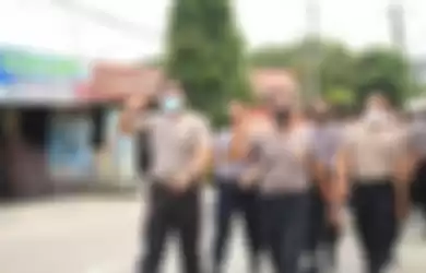 Foto istri Kapolres Tebing Tinggi pamer setumpuk uang di TikTok terlanjur viral, warga dibuat penasaran dengan gaji polisi. 