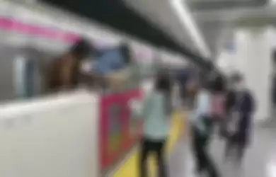 Para penumpang yang melompat dari jendela kereta untuk menghindari sosok berkostum Joker