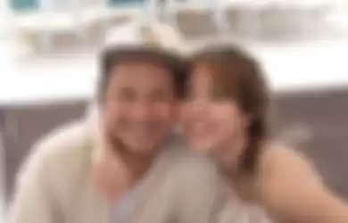 Dalam foto itu seolah Gisel tak ingin kehilangan papa Gempi. Tentu saja, foto Gisel menuai komentar netizen. 