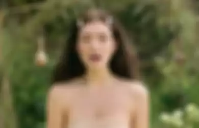 Lorde di video klip 'Fallen Fruit'