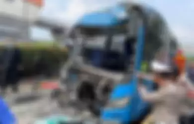 Foto sopir TransJakarta yang meninggal dunia di tempat karena terjepit setir bus itu banyak beredar tanpa sensor.