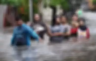 Foto banjir yang merendam pinggang orang dewasa diunggah pegiat media sosial Abu Janda alias Permadi Arya di media sosial. 
