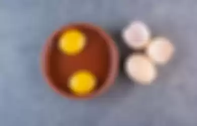 Ilustrasi kuning telur yang bisa digunakan untuk membuat daging menjadi empuk, nyesel baru tahu sekarang