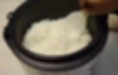 ilustrasi memasak nasi di rice cooker yang ternyata jika Anda menambahkan 1 bahan ini tak akan membuat diabetes