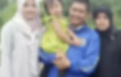 Foto Tuti Suhartini berlibur bareng cucu dibanjiri doa di media sosial. Tuti minta suaminya, Yosef Subang mengobati anaknya, Yoris Subang.