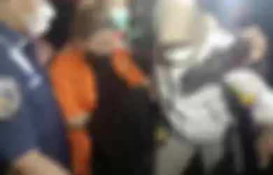 Foto anak Nia Daniaty yang keluar dari ruang pemeriksaan di Polda Metro Jaya dengan baju tahanan berwarna oranye tersebar luas di media.