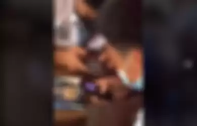 Video viral di TikTok siswa bermain HP jadul diantara teman-temannya yang memainkan smartphone modern