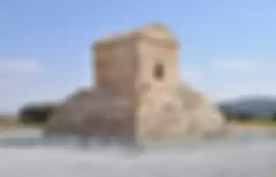 Makam Cyrus the Great yang berlokasi di Pasargadae, Iran. Iran sendiri tercatat  merupakan salah satu negara tertua di dunia.