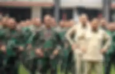 Foto anggota TNI yang mencopoti baliho Habib Rizieq Shihab sudah membuat karier Jenderal Dudung Abdurachman moncer. 