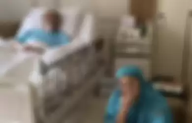 Foto ayah Nirina Zubir yang memakai selang oksigen di RS menjadi sorotan. Kondisi sang ayah itu dibagikan istri Ernest Cokelat di Instagram.