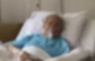 Foto ayah Nirina Zubir yang memakai selang oksigen di RS menjadi sorotan. Kondisi sang ayah itu dibagikan istri Ernest Cokelat di Instagram.