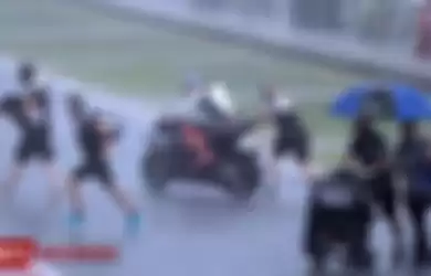 Dari foto yang viral itu, sejumlah kru tim balap tampak bekerja keras mengeluarkan air yang menggenangi di depan area pit.