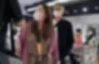 Berbarengan video terkait wanita muda yang menunjuk-nunjuk hingga memaki ibu Arteria Dahlan viral, netizen singgung karma anggota DPR.