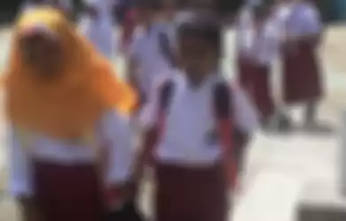 Mirip Children of Heaven, Kakak Adik di Baubau Gantian Pakai Sepatu demi Bisa Sekolah  