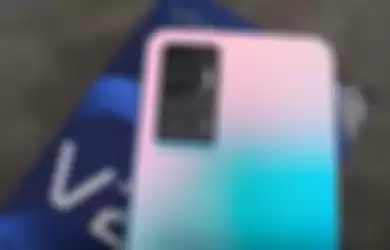 Desain bodi vivo V23e dengan skema Triple Camera di bagian belakang.