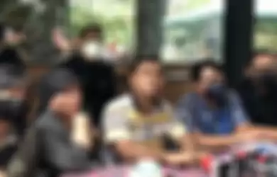 Faisal dan keluarga saat jumpa pers di Kecamatan Gatot Subroto, Mampang, Jakarta Selatan pada Selasa (23/11/2021). 