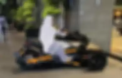 April Jasmine mengunggah gayanya saat ke mall dengan naik motor besar atau gede alias moge. Foto istri Ustaz Solmed jadi sorotan.