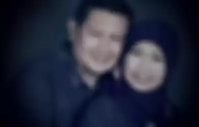 Istri Brigjen M Zamroni bernama Erlina Maya Rahmayanti. Foto-foto mereka bersama kedua putranya tersimpan dalam akun Facebook.