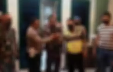Foto tampang anggota TNI yang langsung menyerang 2 orang polisi ikut ramai dibahas. Foto tampangnya banyak beredar di platform Facebook. 