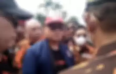 Aksi unjuk rasa oleh Organisasi Masyarakat (Ormas) Pemuda Pancasila di depan Gedung DPR RI berujung ricuh.