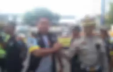 Kabag Ops Ditlantas Polda Metro Jaya AKBP Dermawan Karosekali dibacok oleh anggota Pemuda Pancasila di depan Gedung DPR RI, Kamis (25/11/2021).