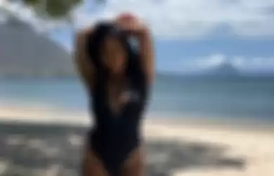 Anggun C Sasmi dalam pemotretan bikini di Mauritius.