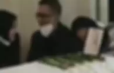 Foto ayah Vanessa Angel yang tertawa itu rupanya berasal dari tangkapan layar sebuah video singkat yang tersebar di jagat maya. 