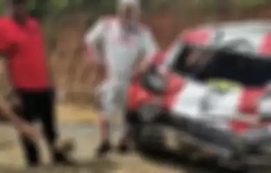 Dari foto yang dibagikan, mobil yang membawa Bamsoet dan Sean Gelael terlihat mengalami kerusakan cukup parah.