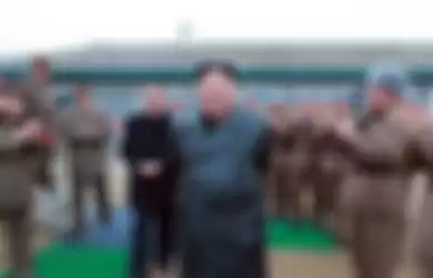 Kim Jon-un memakai jaket kulit.