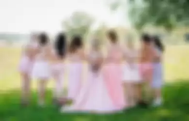 Ilustrasi bridesmaid - Lihat foto pernikahan usai cerai, wanita ini syok temukan kejanggalan dari para bridesmaid.