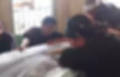 Foto jenazah Poltak Pasaribu yang menjadi korban tembak dari Ipda OS ditangsi keluarga dan kerabatnya. Profesinya diungkap polisi. 
