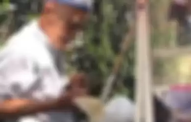 Video viral di TikTok seorang kakek 99 tahun jualan lumpia ditemani istri.