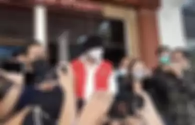Adam Deni yang sudah melihat foto Jerinx SID memakai baju tahanan warna merah buka suara melalui akun Instagram miliknya.