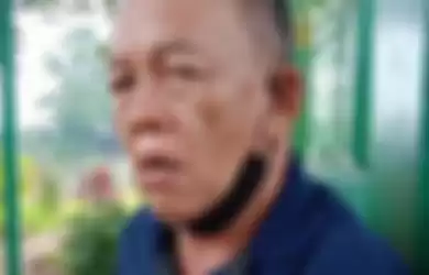 Bambang, salah seorang pengurus makam Vanessa Angel dan Bibi Ardiansyah, di Taman Makam Islam Malaka, saat ditemui Grid.ID, Sabtu (4/12/2021).
